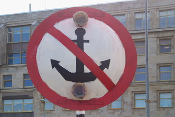 Sign for skippers. The anchor is not to throw the mooring of boats is prohibited.