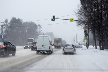 winter traffic on the road, движение зимняя дорога светофор