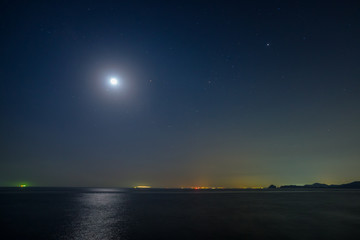 夜の海。昇る月が照らす海原