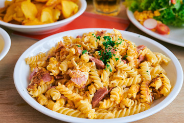 Schinken Nudeln Essen auf dem Oktoberfest in München