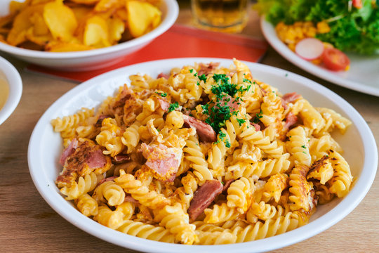 Schinken Nudeln Essen auf dem Oktoberfest in M&uuml;nchen