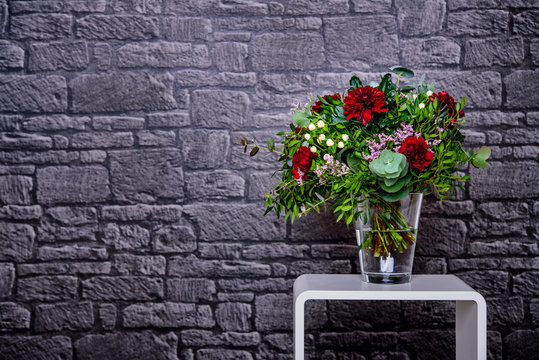 Blumenstrau&szlig; vor Backsteinwand