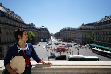 Femme appuyée au balcon extérieur de l'Opéra Garnier Place de l'opéra à Paris