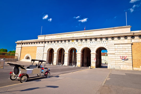 Heldentor triumphal arch gate in Vienna view