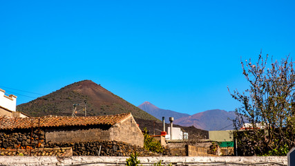 In Santiago del Teide am Fu&szlig;e des Vulkans Teide nordwestlich des Teno Gebirges erwartet Dich eine einzigartige Landschaft. Es gibt zahllose Wanderwege, an denen Palmen, Kakteen sowie Agaven wachsen. 