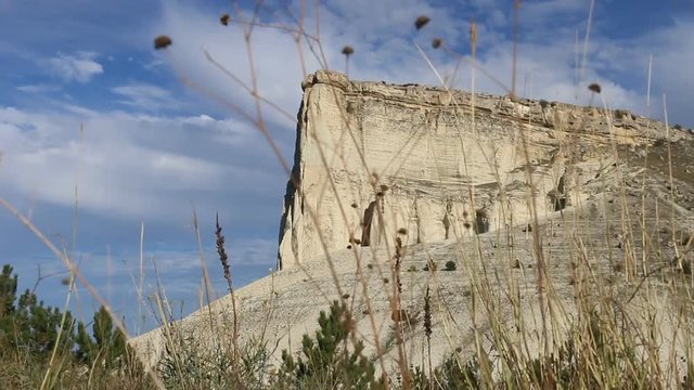 Geology. Powerful 100-meter calcareous rock (chalkstone, sandstones and marls) 80 million years of age, Cretaceous. Final part of Cuesta. Video shooting through wall of Prairie grass