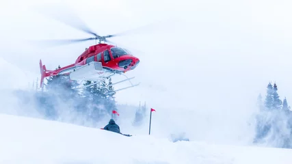 Fototapeten Helikopter kommt für eine Winterlandung an © Andrew