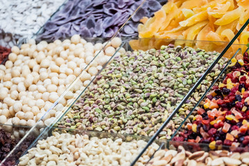 Etalage de fruits secs du marché la Boqueria de Barcelone