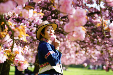 Portrait d'une femme Hmong au milieu des sakura en fleur