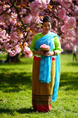 Femme en habit traditionnel thaï avec Sabaï et fleurs de sakura