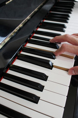アップライトピアノと男性の手