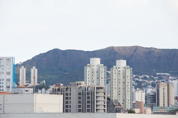 cidade e montanhas