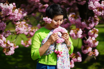 Obraz premium Portrait de femme asiatique au milieu des fleurs de sakura