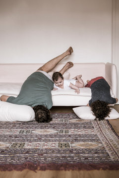 Portrait d'un p&egrave;re au foyer et ses enfants