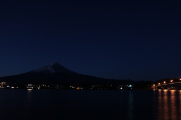 河口湖の富士山と星空