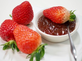 신선한 딸기와 딸기 잼