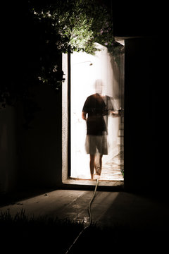 L'ombre d'un homme la nuit dans le flou