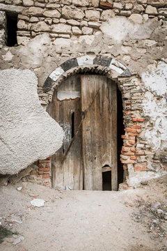 Vielle porte de maison en pierre