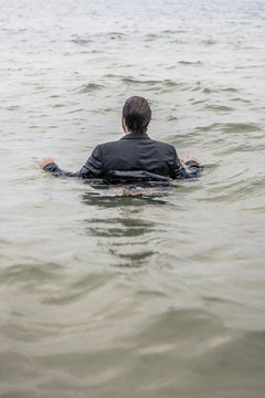 Homme perdu dans la mer en costume