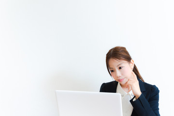 考える女性社員