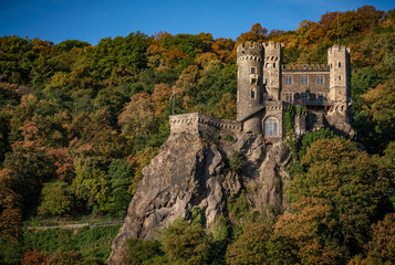 Obraz premium Medieval castle in Rhine river hills in autumn.