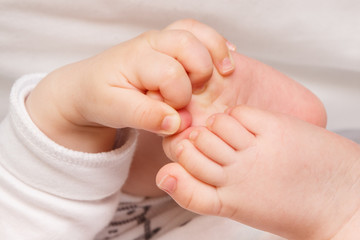 Obraz na płótnie Canvas Tiny hand and foots of newborn baby