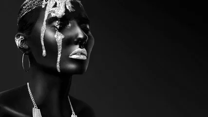 Poster Im Rahmen Gesicht der jungen Frau mit Kunstmodemake-up. Ein tolles Model mit kreativem Make-up. Schwarze Haut, Schwarzweiß-Nahaufnahmeportrait © Alena Gerasimova