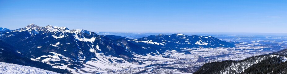 Fototapeta na wymiar Winterpanorame bayerische Voralpen vom Brauneck über Zwieselberg und Voralpen Richtung Norden