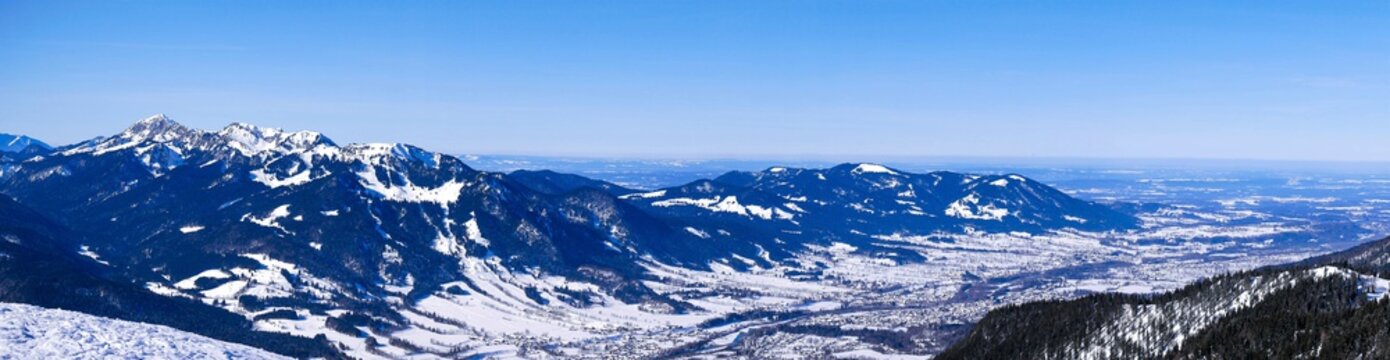 Winterpanorame bayerische Voralpen vom Brauneck &uuml;ber Zwieselberg und Voralpen Richtung Norden
