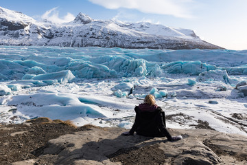 Fototapeta premium Frau genießt Ausblick auf Gletscher
