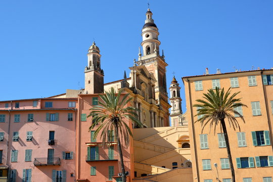 France, c&ocirc;te d'azur, Menton, la vieille vile et la basilique Saint Michel Archange de style baroque.