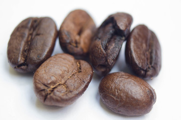 Obraz premium ziarna kawy na białym tle