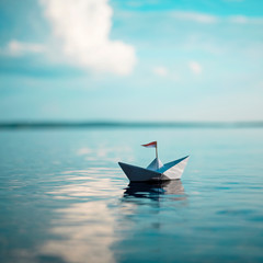 Papierschiff auf hoher See