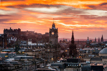 Obraz premium view from Carlton Hill over Edinburgh with The Balmoral at sunset