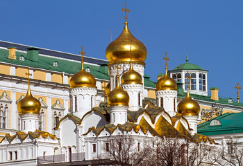 Obraz premium Golden onion domes of Cathedral of the Annunciation, Moscow Kremlin.