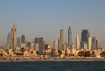 Obraz premium Dubai downtown and people on the beach in United Arab Emirates