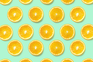 Plasterki pomarańczy na jednolitym tle