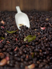 Schwarze Kalamate Oliven im Feinkost-Laden