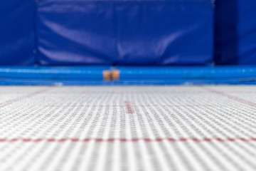 Tuch vom Trampolin in einer Freestyle-Halle