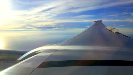 Fototapeta na wymiar Strömung am Flügel eines Flugzeuges beim Landeanflug