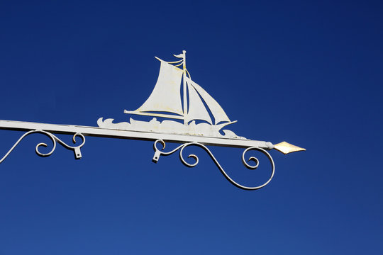Altes Zunftzeichen mit Segelschiff  im Hafen von Neuharlingersiel ( Ostfriesland)