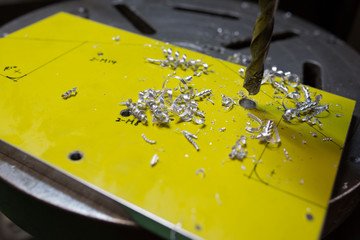 ボール盤で穴あけ作業
