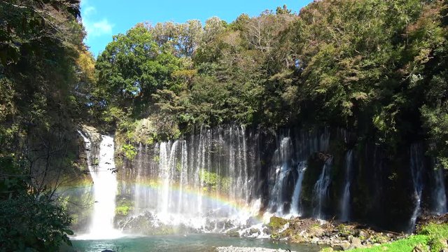 静岡県、白糸の滝の紅葉と虹