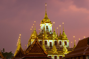 Fototapeta premium Szczyt Chedi Loha Prasat w nocnym oświetleniu. Buddyjska świątynia Wat Ratchanatdaram Woravihara, Bangkok