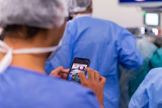 Infirmier prend une photo