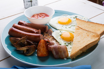 Full english breakfast: fried eggs, bacon and beans