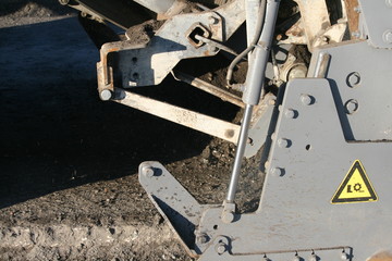 Asphaltfräse beim Abfräsen auf einer Autobahnbaustelle 2