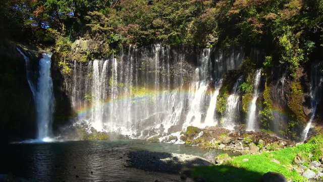 静岡県、白糸の滝の紅葉と虹