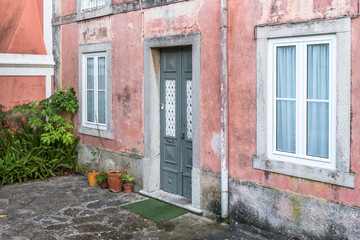 Fototapeta na wymiar Forecourt entrance to traditional street house in old town