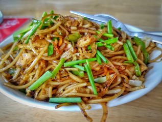 Chicken noodles with spring onion